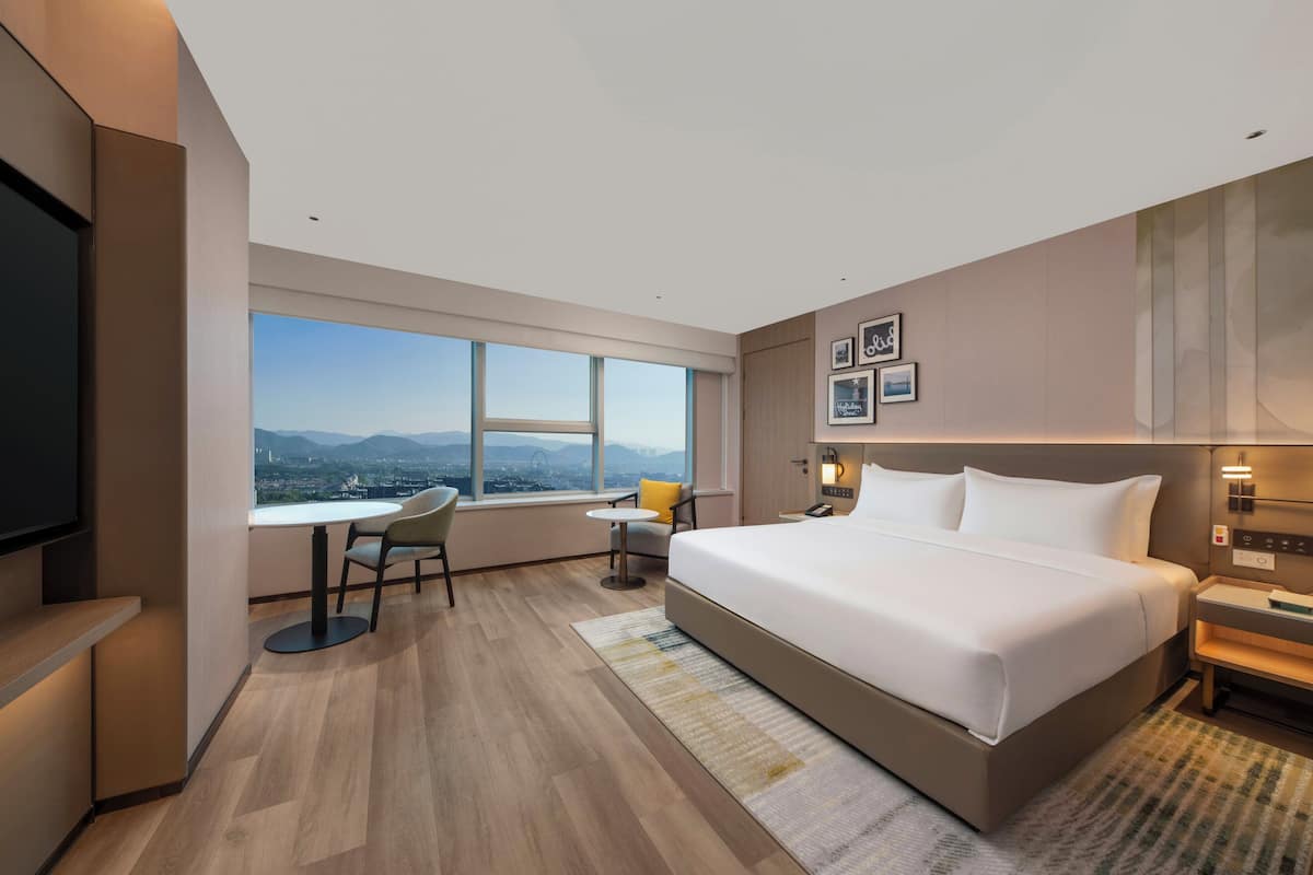 Rom – premium, 1 kingsize-seng, tilgjengelighetstilpasset, byutsikt | Dundyner, memory foam-senger, skrivebord og skrivebord for bærbar PC