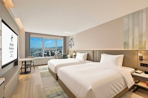 Standardrum - 2 enkelsängar - utsikt mot staden | Duntäcken, memory foam-madrasser, skrivbord och arbetsyta för laptop