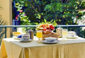 Breakfast, lunch, dinner served; Regional cuisine 