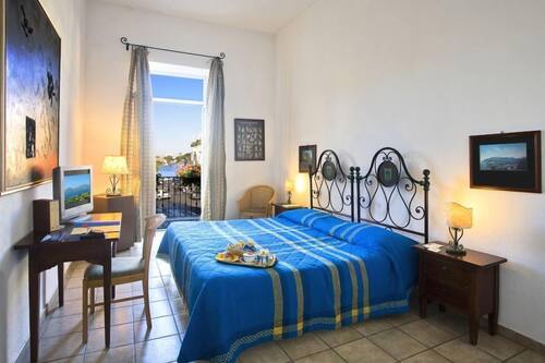 Habitació clàssica, vistes al port | Minibar, caixa forta a l'habitació, escriptori i bressols