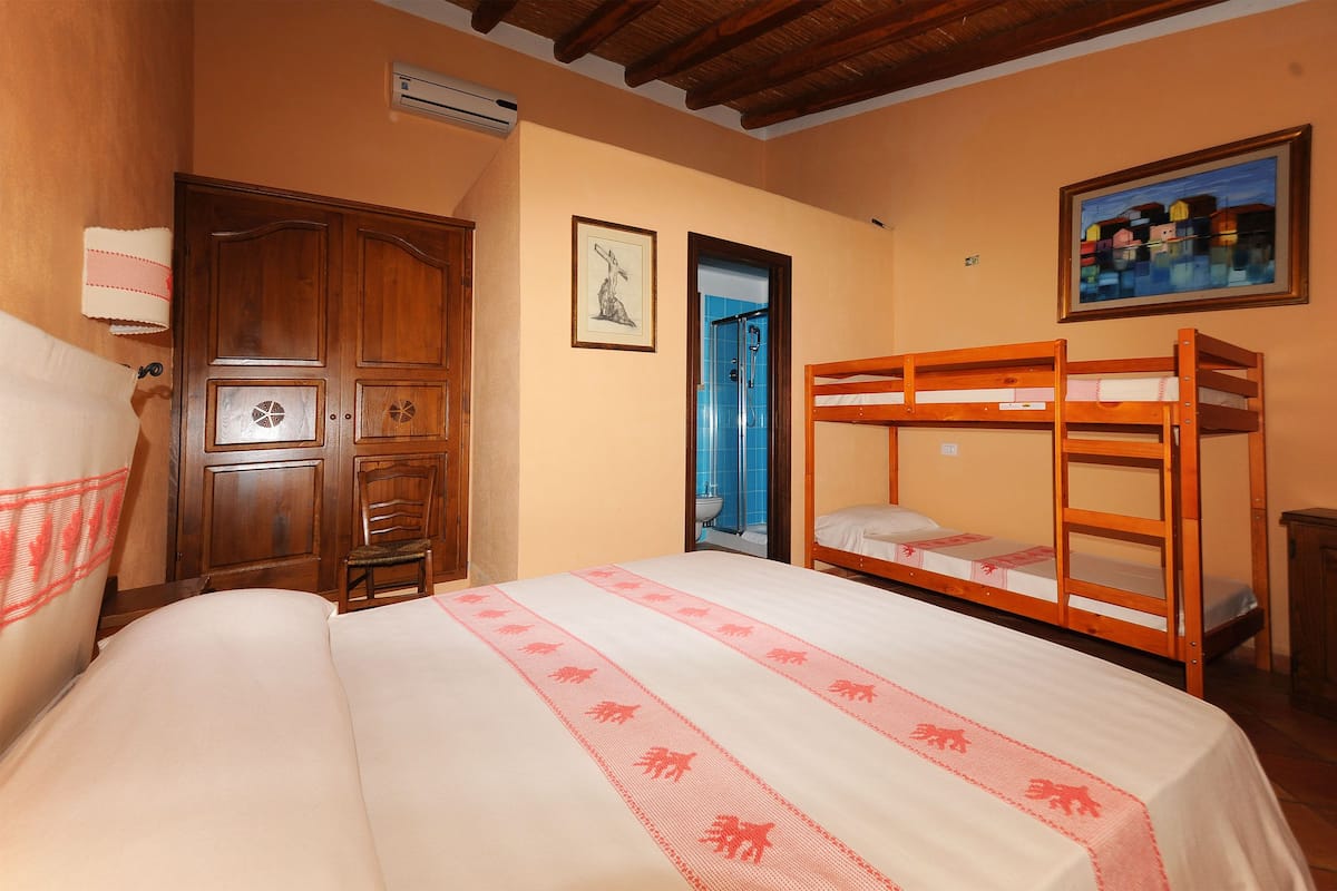 In-room safe, soundproofing, free WiFi, bed sheets
