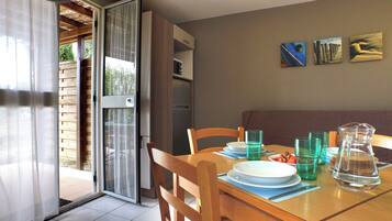 Cottage, 2 Bedrooms (5 Pers) | Living area | Flat-screen TV