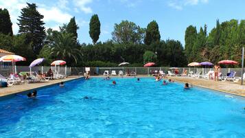Outdoor pool, pool umbrellas, sun loungers