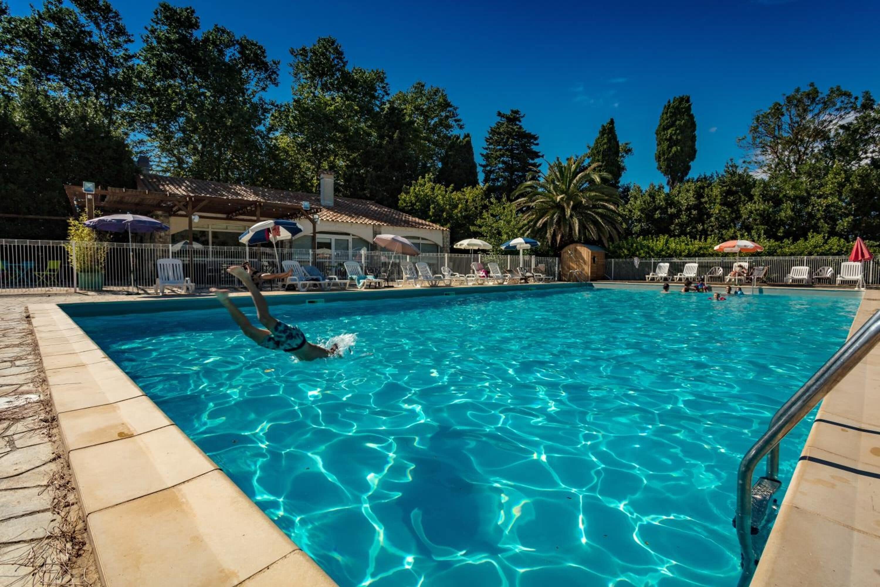 Piscine extérieure, parasols, chaises longues