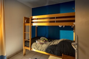 Laptop workspace, free cribs/infant beds, bed sheets