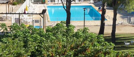 Piscine extérieure, parasols de plage, chaises longues