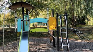 Área de juegos infantiles al aire libre