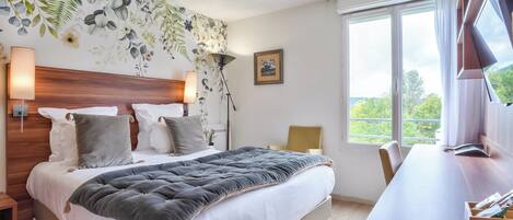 أغطية فراش متميزة وأسرّة بطبقة علوية مريحة وطراز فريد لكل وحدة ومكتب