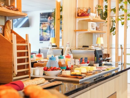 Petit déjeuner buffet servi tous les jours en supplément. Residhome Paris Saclay – Bures sur Yvette