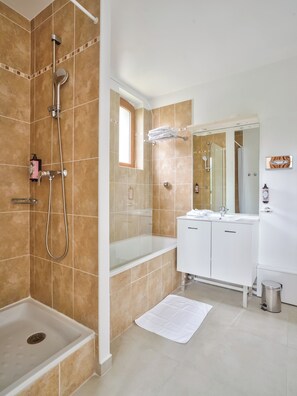 Apartment, 1 Bedroom | Bathroom | Bathtub, hair dryer, towels -  Residhome Paris Saclay – Bures sur Yvette (Bures-sur-Yvette)