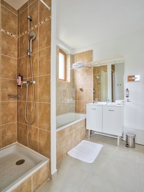 Bathtub, hair dryer, towels