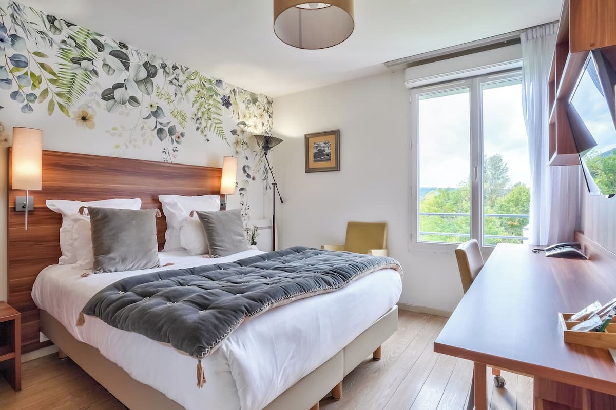 Studio | Premium bedding, pillow-top beds, desk, blackout curtains
