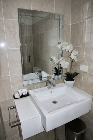 Habitación familiar, balcón | Lavabo en el baño