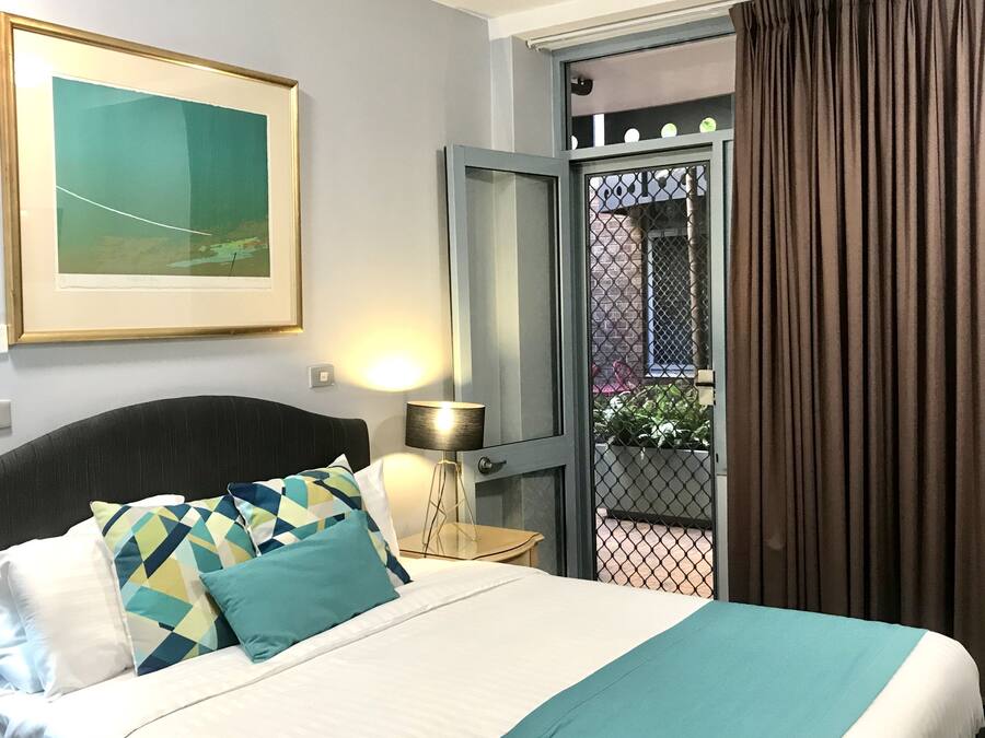 Ropa de cama de alta calidad y caja de seguridad en la habitación