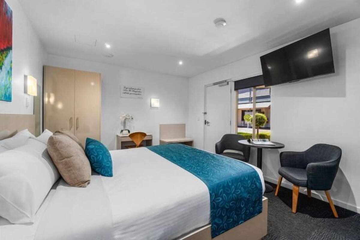 Literie de qualité, lit avec matelas à plateau-coussin, minibar, bureau
