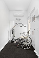 Queen Studio - Accessible Room | Premium bedding, pillowtop beds, minibar, desk