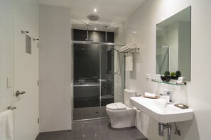 Spa Apartment | Bathroom | Shower, designer toiletries, hair dryer, towels