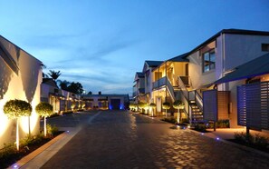 Mặt tiền nơi lưu trú - ban đêm