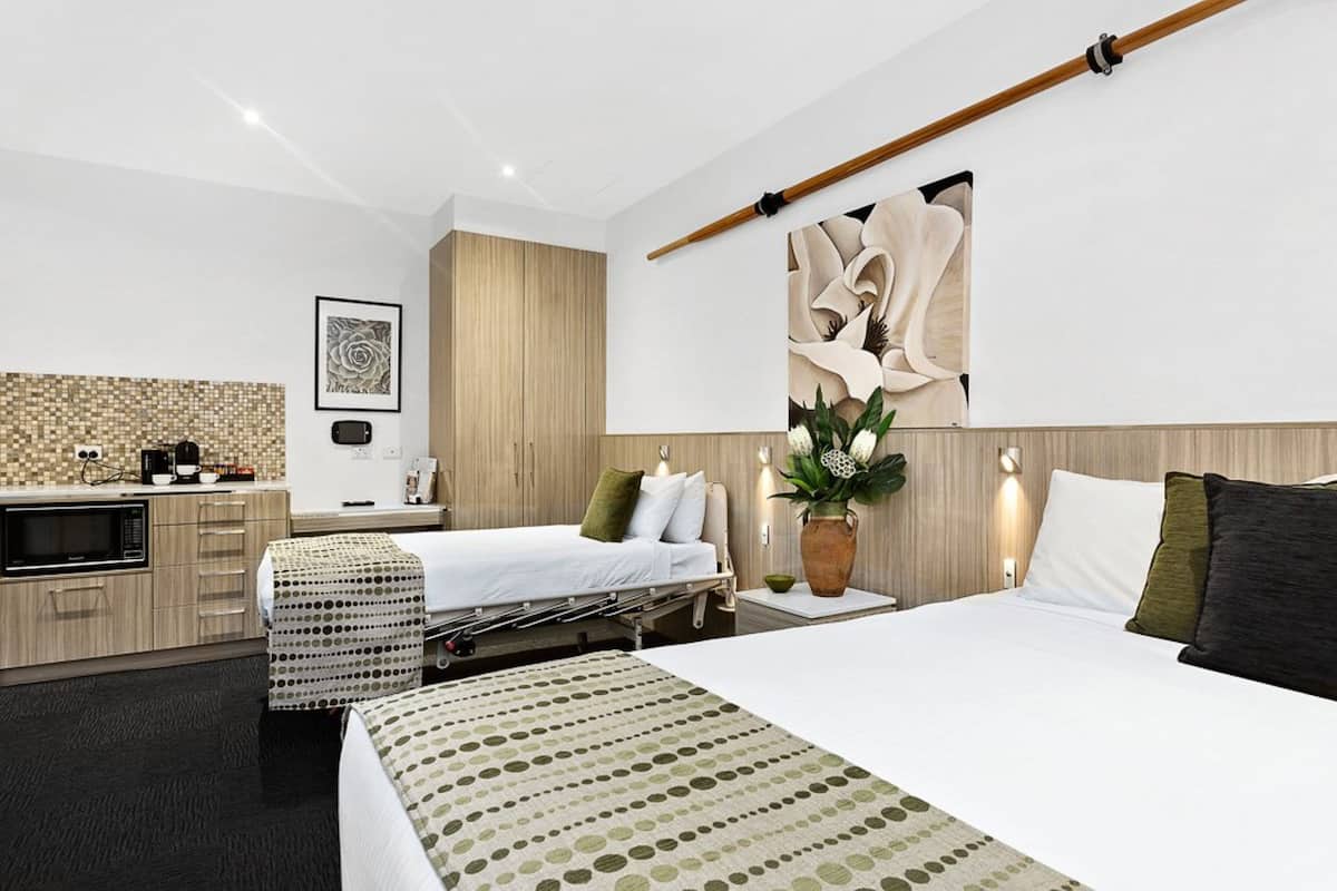 Queen Studio - Accessible Room | Premium bedding, pillow-top beds, minibar, individually furnished
