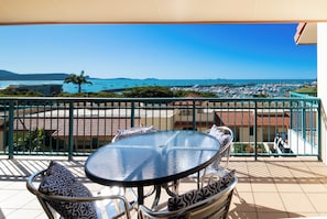 Standard-Apartment, 3 Schlafzimmer, Meerblick | Terrasse/Patio