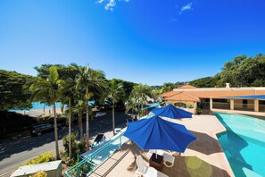 2 outdoor pools, pool umbrellas, pool loungers - Shingley Beach Resort (Cannonvale)