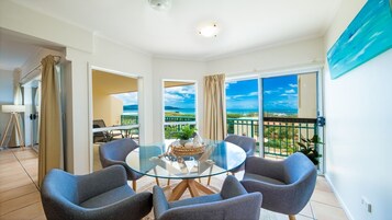 Standard Apartment, 3 Bedrooms, Ocean View | In-room dining