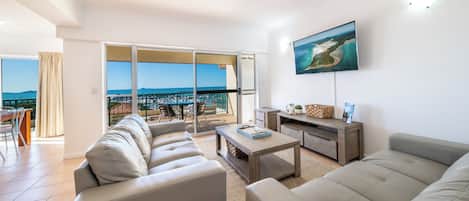 Leilighet – standard, 3 soverom, havutsikt | Oppholdsområde | Flatskjerm-TV og DVD-spiller