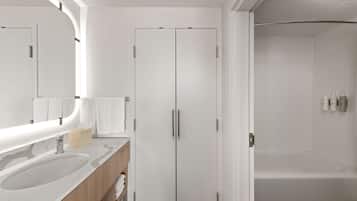 Suite, 1 camera da letto | Bagno | Combinazione doccia/vasca, set di cortesia gratuito, asciugacapelli