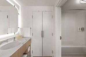 Suite, 1 habitación | Baño | Tina con regadera, amenidades de baño gratuitas, secadora de cabello 