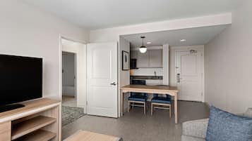 Full-size fridge, microwave, stovetop, dishwasher