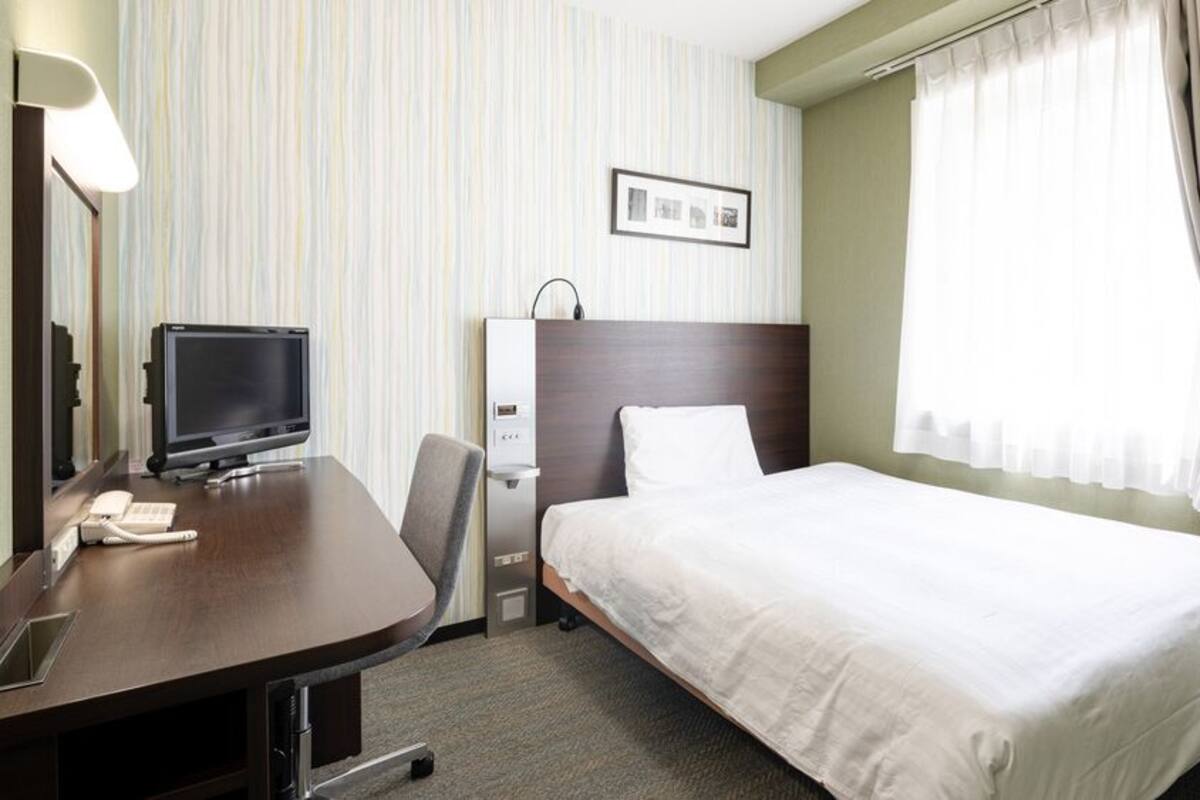 Desk, blackout drapes, soundproofing, WiFi (free)