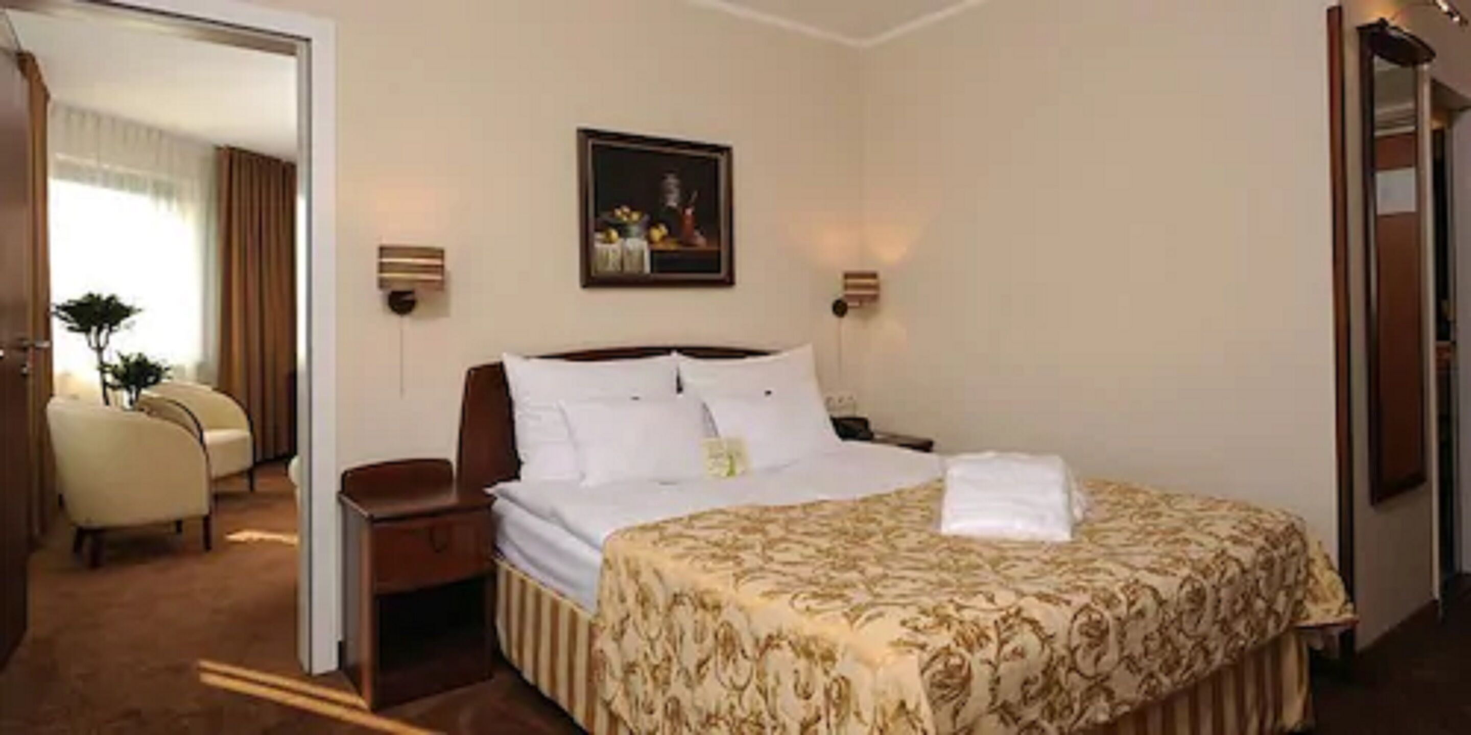 Allergiatestatut vuodevaatteet, tallelokero huoneessa, työpöytä