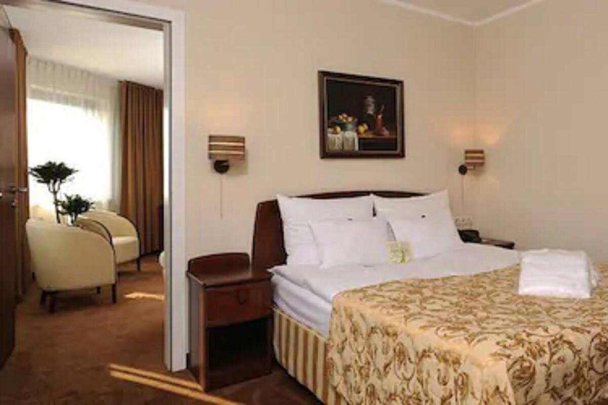 Allergiatestatut vuodevaatteet, tallelokero huoneessa, työpöytä