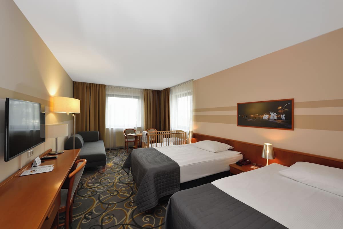 family room | hypo-allergenic bedding, in-room safe, desk, blackout curtains