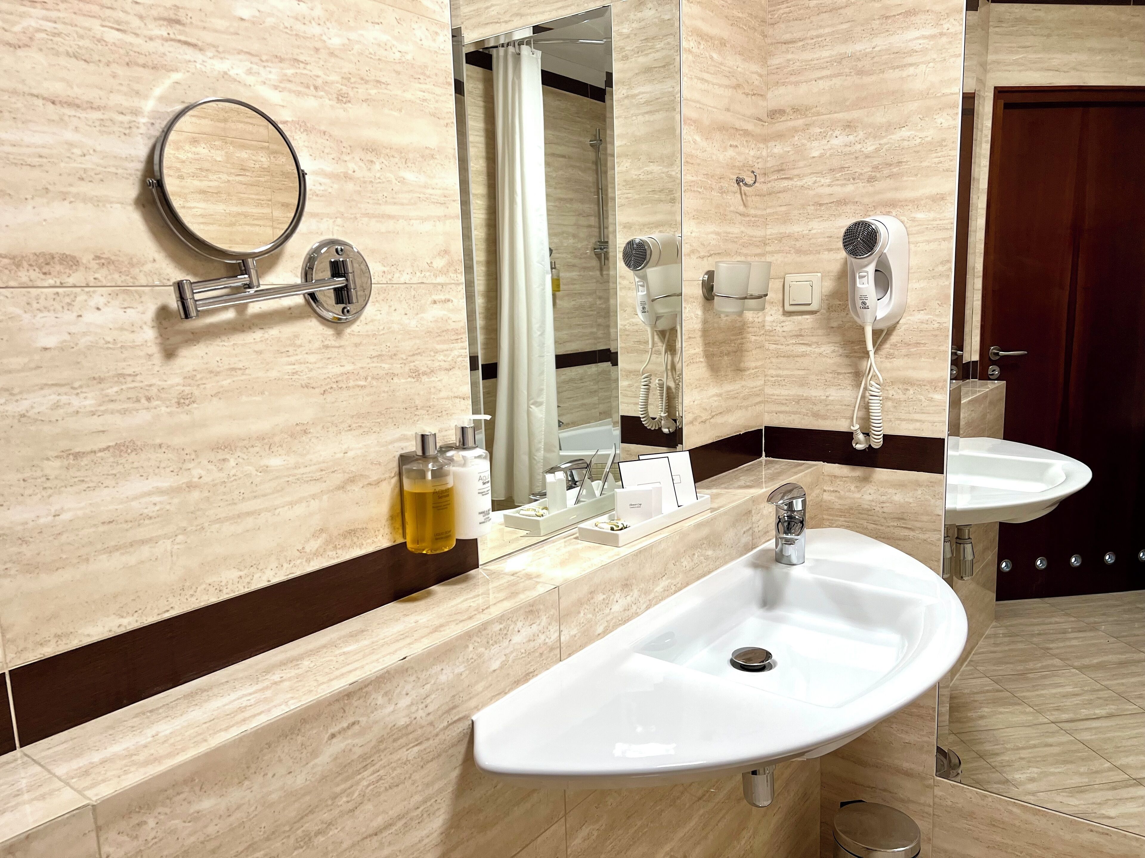 studio | bathroom | combined shower/bathtub, deep-soaking bathtub, free toiletries