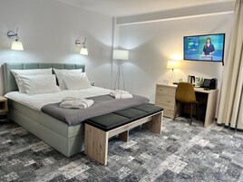 开间 | 防过敏的被褥、客房内保险箱、办公桌、遮光窗帘