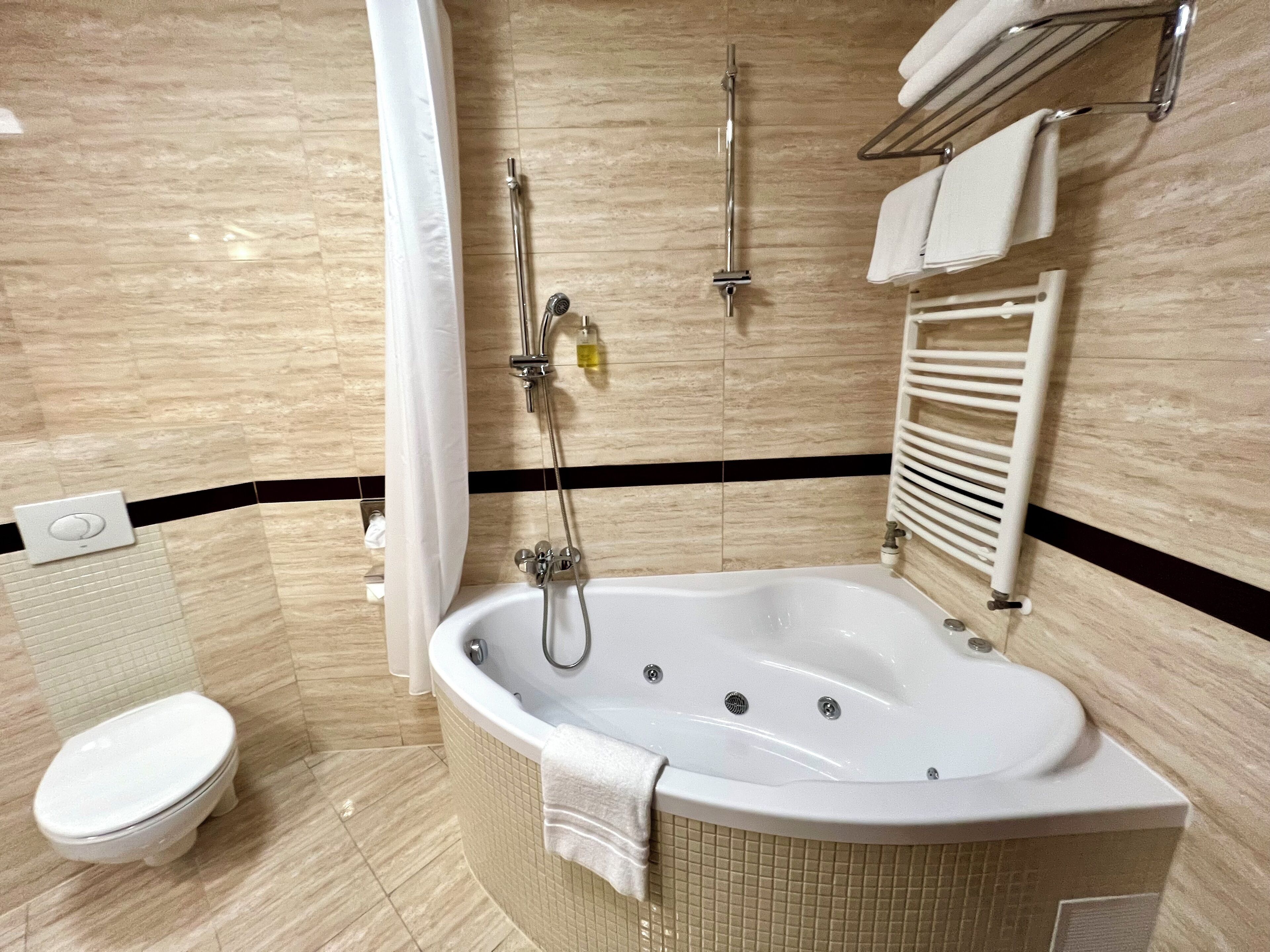 studio | bathroom | combined shower/bathtub, deep-soaking bathtub, free toiletries