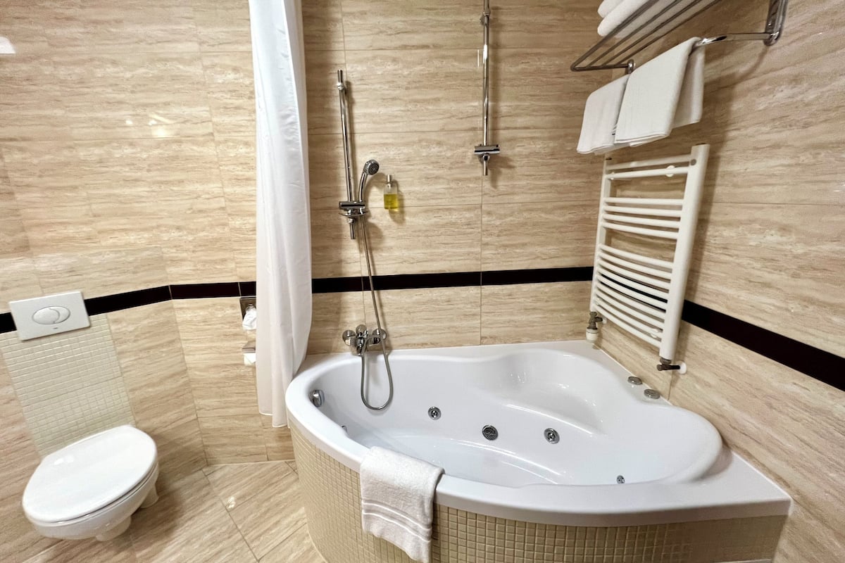 studio | bathroom | combined shower/bathtub, deep-soaking bathtub, free toiletries