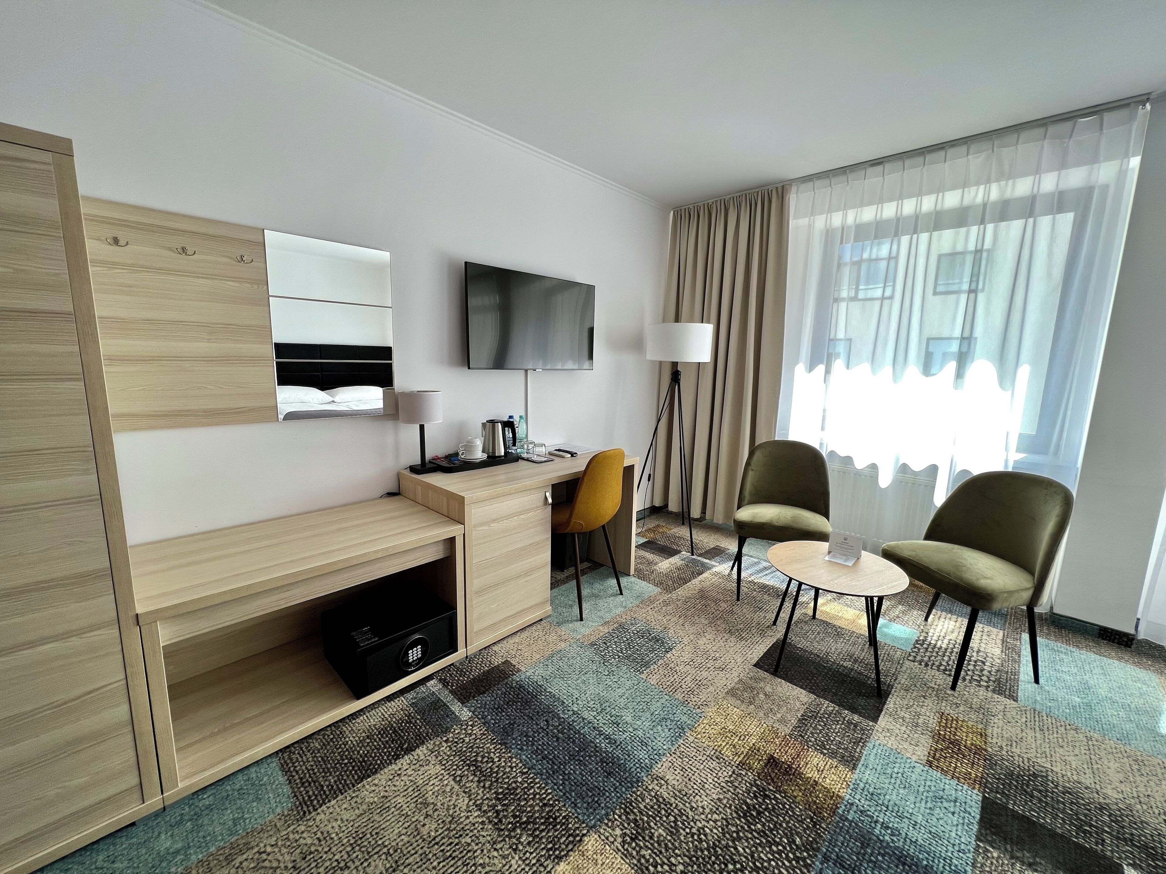 studio | hypo-allergenic bedding, in-room safe, desk, blackout curtains