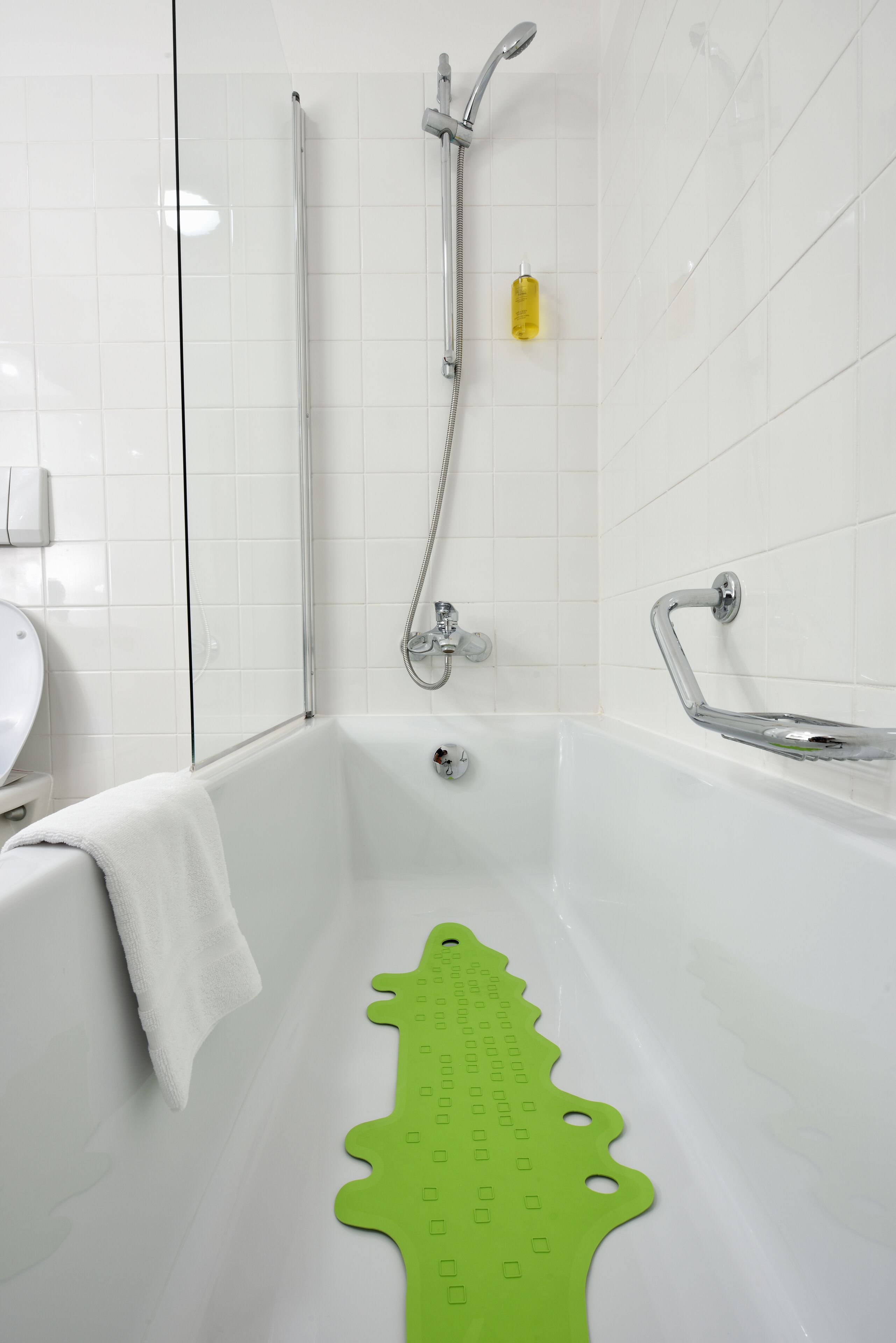 Un baño con bañera, ducha y inodoro.