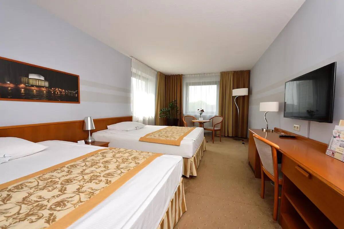 Allergiatestatut vuodevaatteet, tallelokero huoneessa, työpöytä