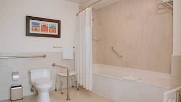 Un baño moderno con inodoro, bidé y bañera.
