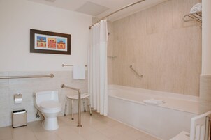 Un baño moderno con inodoro, bidé y bañera.