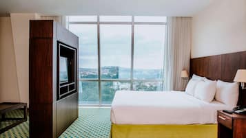 Suite, 1 habitación, no fumadores, vistas a la ciudad | 1 dormitorio, edredones de plumas, caja fuerte y escritorio