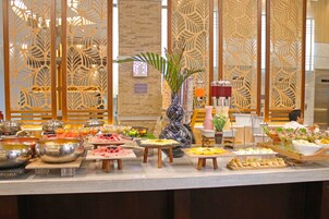 Se sirven desayunos, almuerzos y cenas; cocina internacional