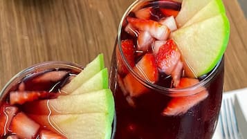 Twee glazen verfrissend drankje met stukjes fruit.