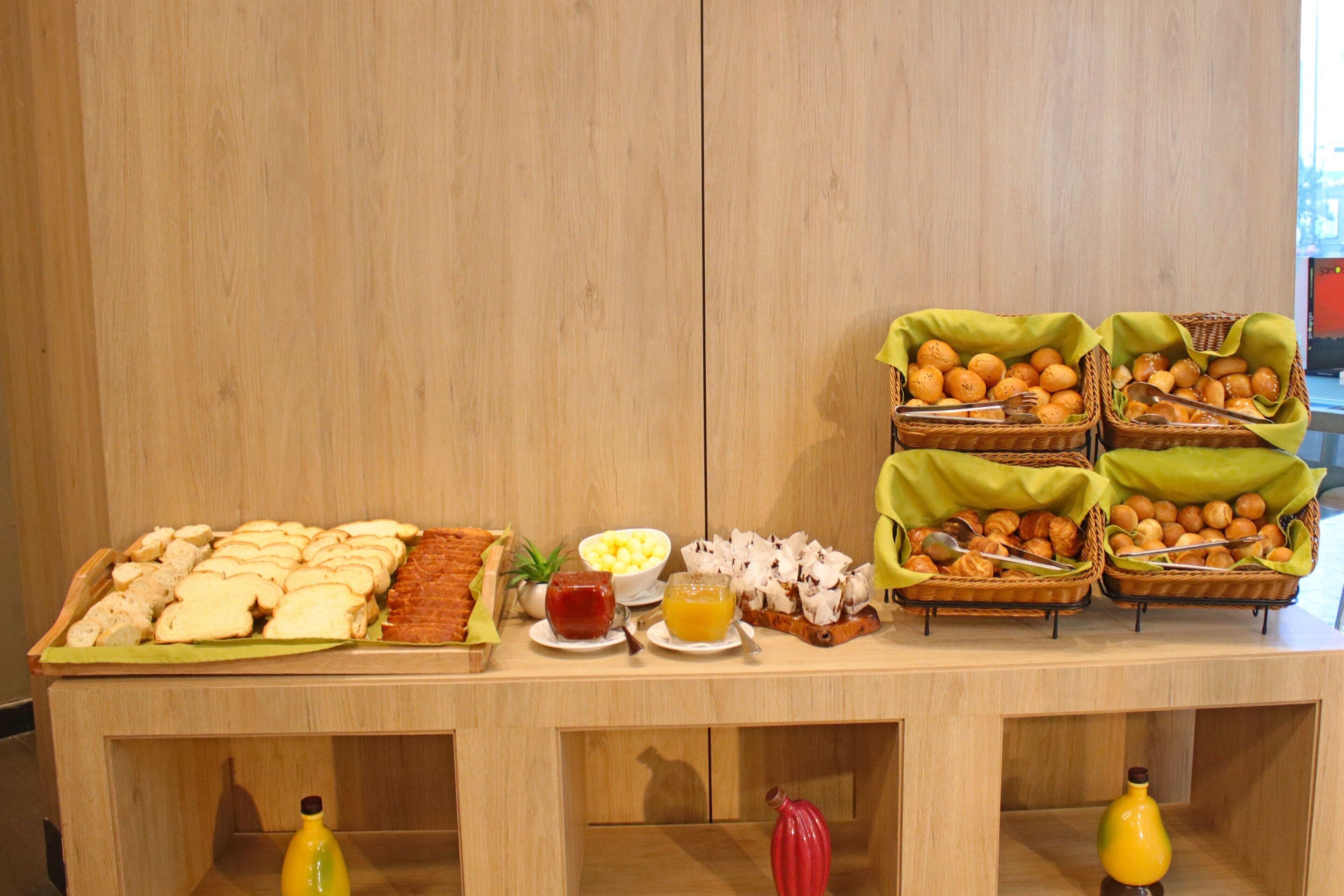 Una mesa de buffet con diversos alimentos y bebidas.