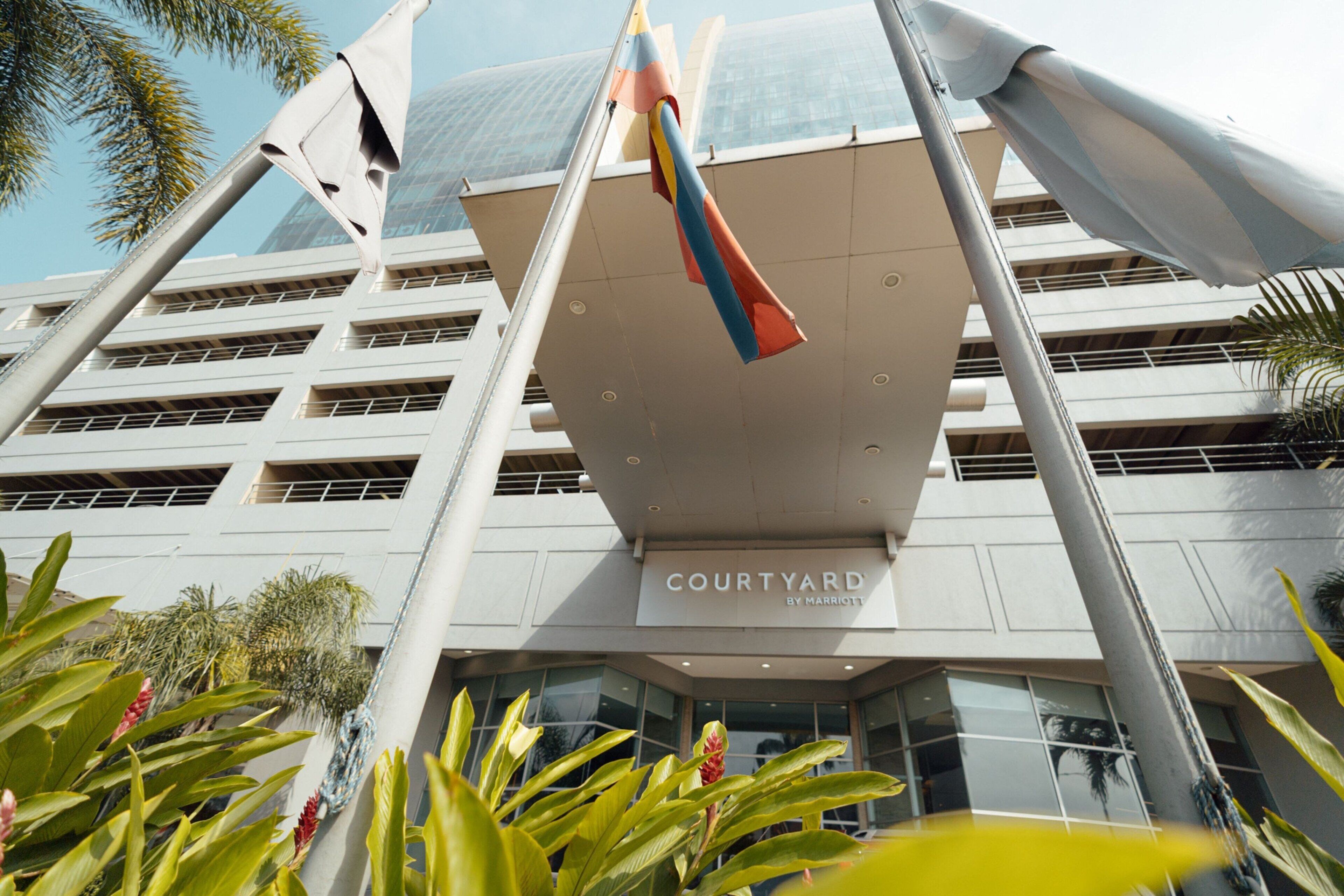 Un edificio moderno con un letrero que dice "COURTYARD BY MARRIOTT".