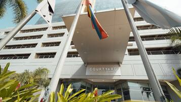 Un edificio moderno con un letrero que dice "COURTYARD BY MARRIOTT".