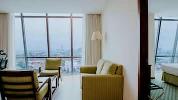 Suite, 1 habitación, para no fumadores, vista a la ciudad | 1 habitación, edredón, caja de seguridad en la habitación y escritorio